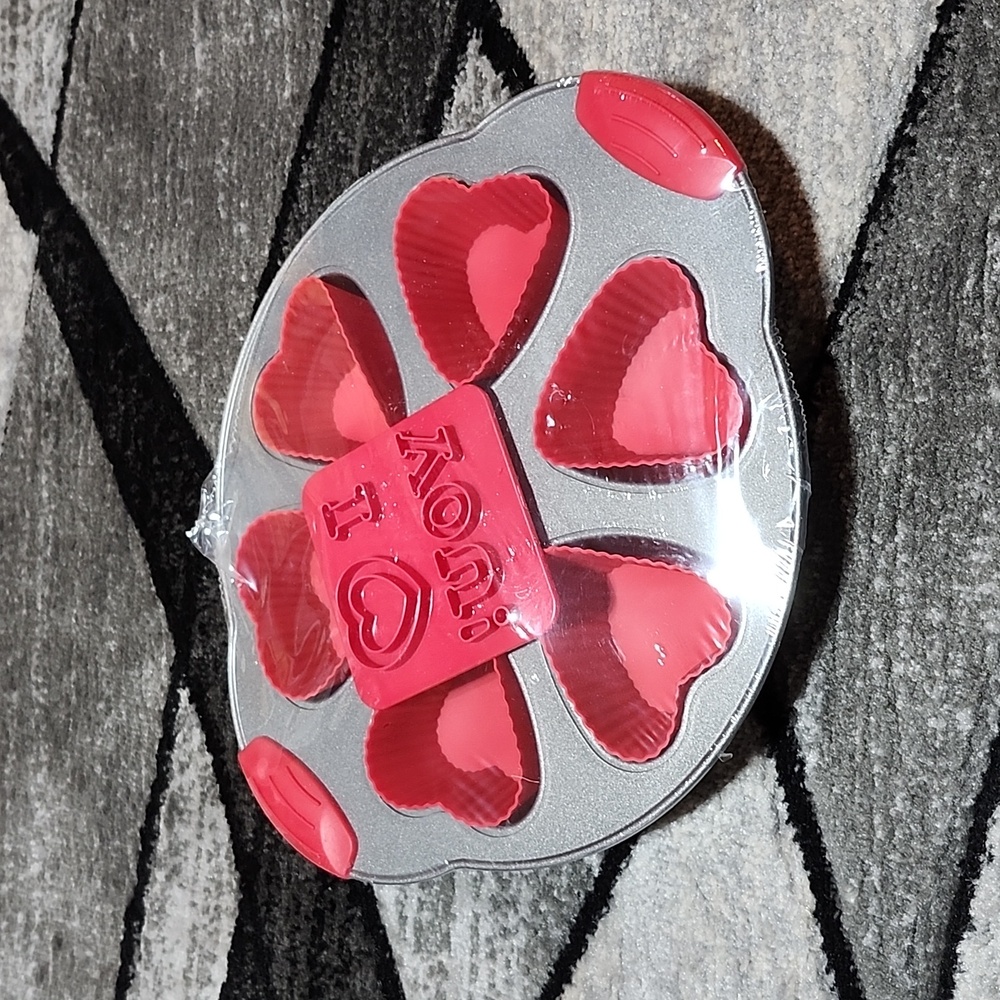 BRADSHAW HEART ❤️ SHAPED BAKING PAN W/ SILICONE MOLDS NEW CUPCAKES